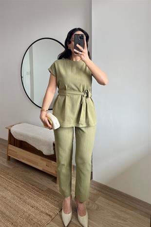 Yağ Yeşili Omuzu Burmalı Keten Bluz Takım uygun fiyatlarda www.butikhola.com adresinde