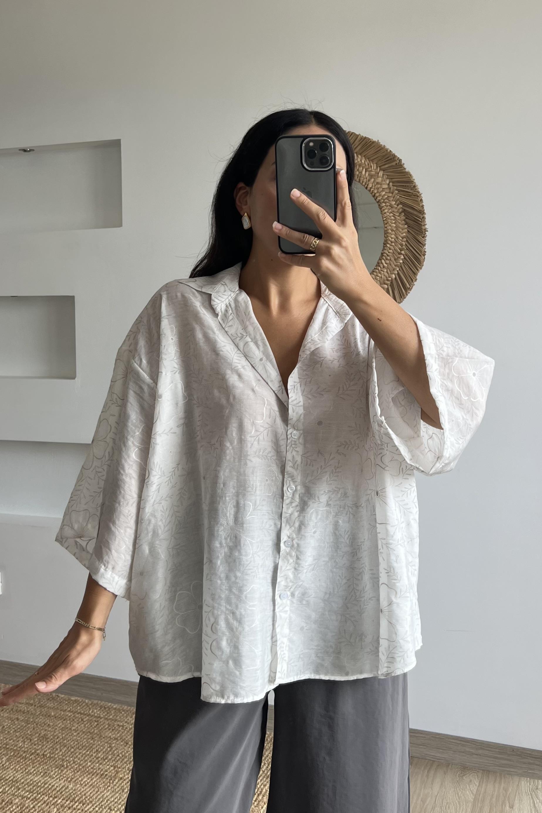 Beyaz Çiçek Desenli Oversize Gömlek uygun fiyatlarda www.butikhola.com adresinde