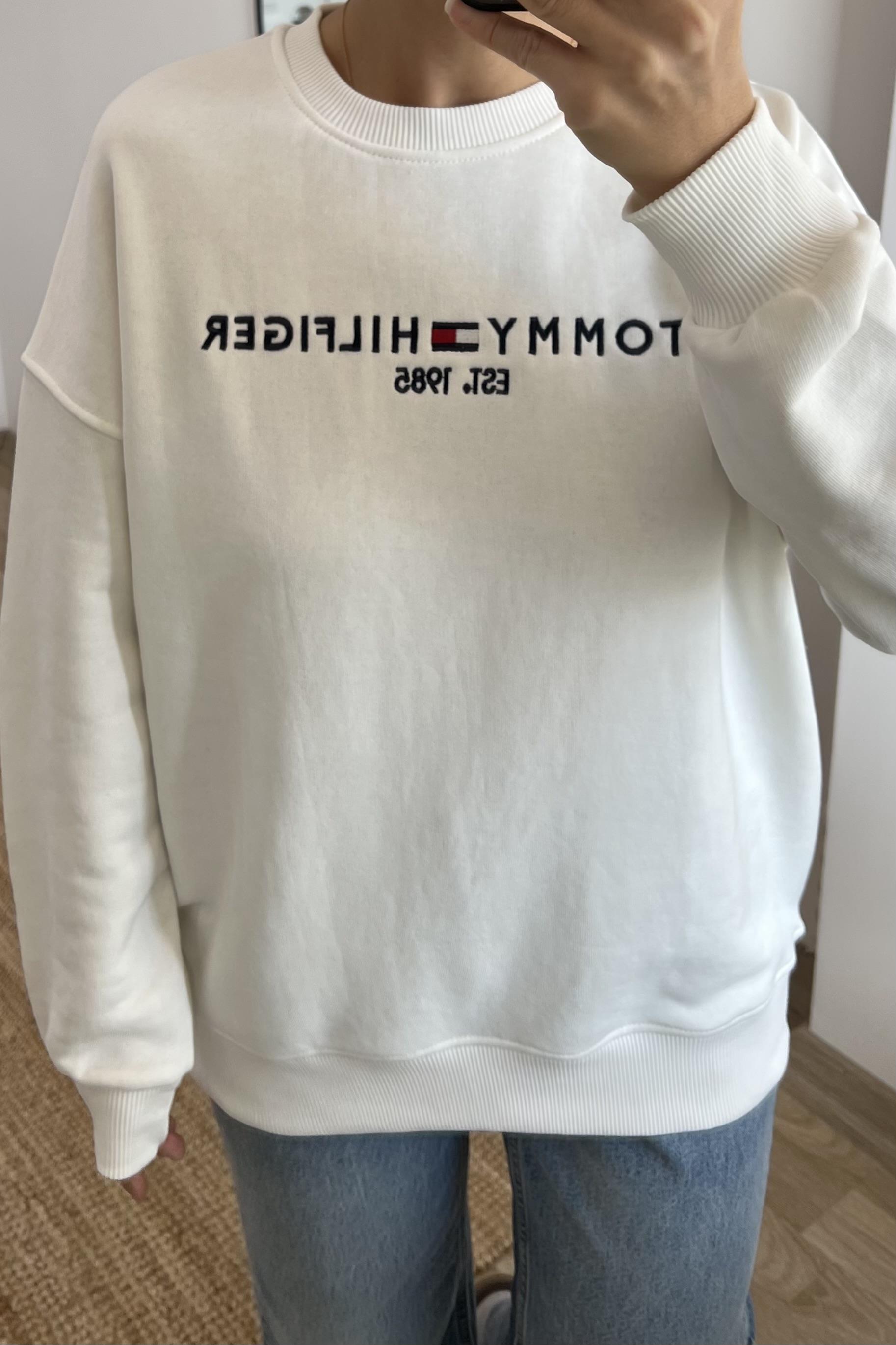 Beyaz Oversize Logo Nakışlı Sweatshirt uygun fiyatlarda www.butikhola.com adresinde
