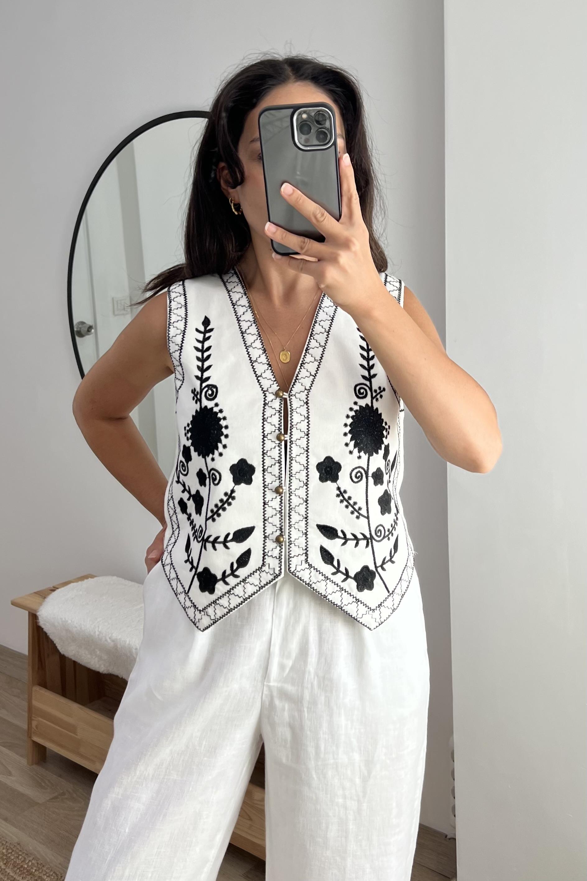 Kontrast Nakışlı Yelek uygun fiyatlarda www.butikhola.com adresinde