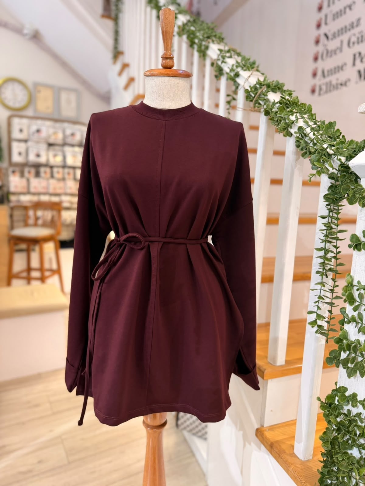 2755  MÜRDÜM DİKİŞ DETAYLI YIRTMAÇLI SWEATSHIRT