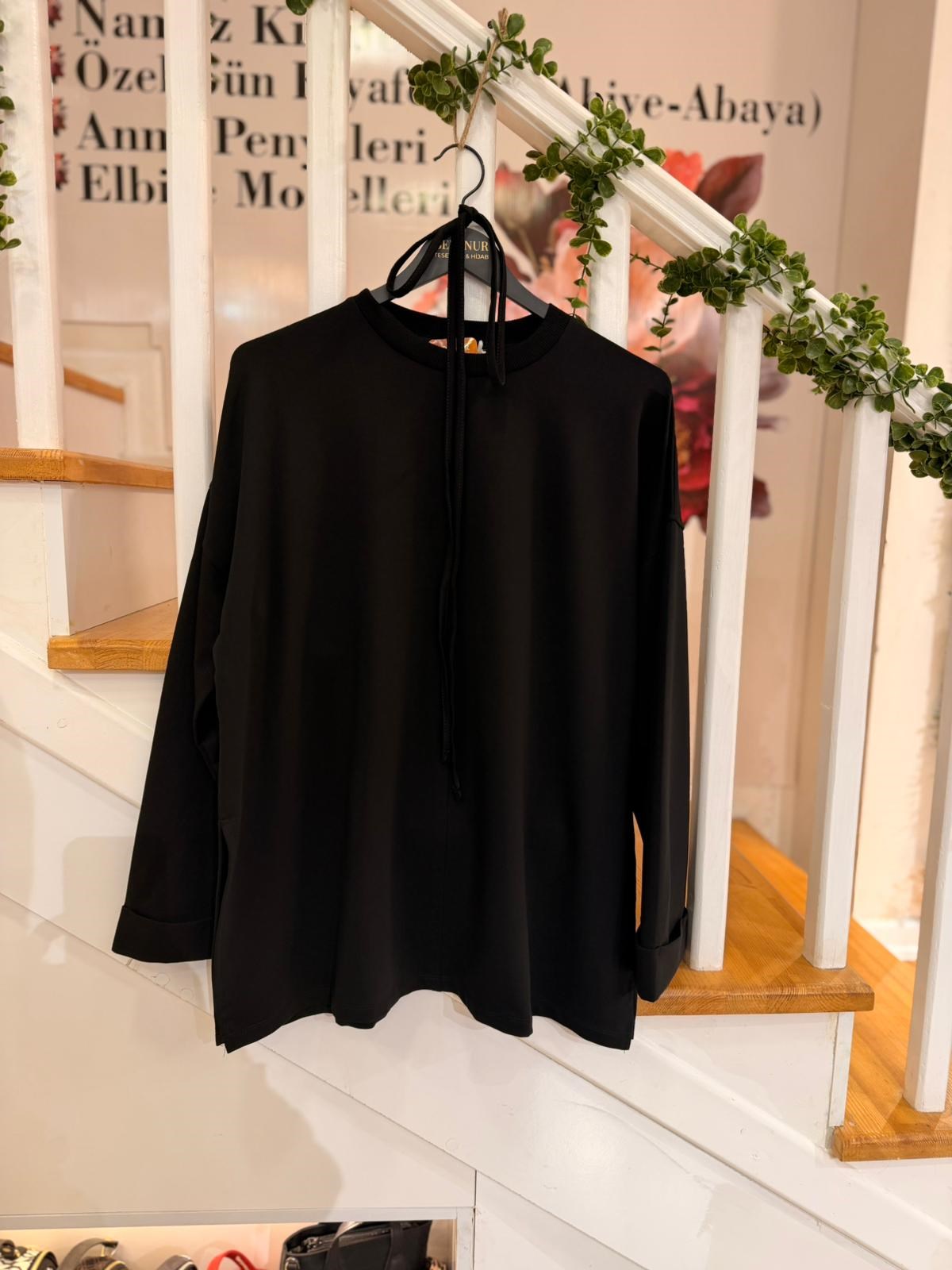 2755 S-M SİYAH DİKİŞ DETAYLI YIRTMAÇLI SWEATSHIRT