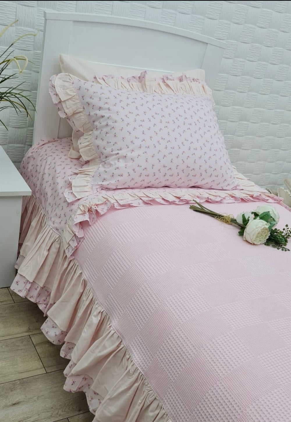 GOBLEN TEK KİŞİLİK NEVRESİM TAKIMI VE YATAK ÖRTÜSÜ 