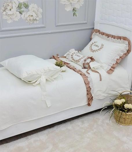 KREM PİKE KAHVE FIRFIRLI ÜST DÖNMELİ FIRFIRLI TEK KİŞİLİK YATAK ÖRTÜSÜ