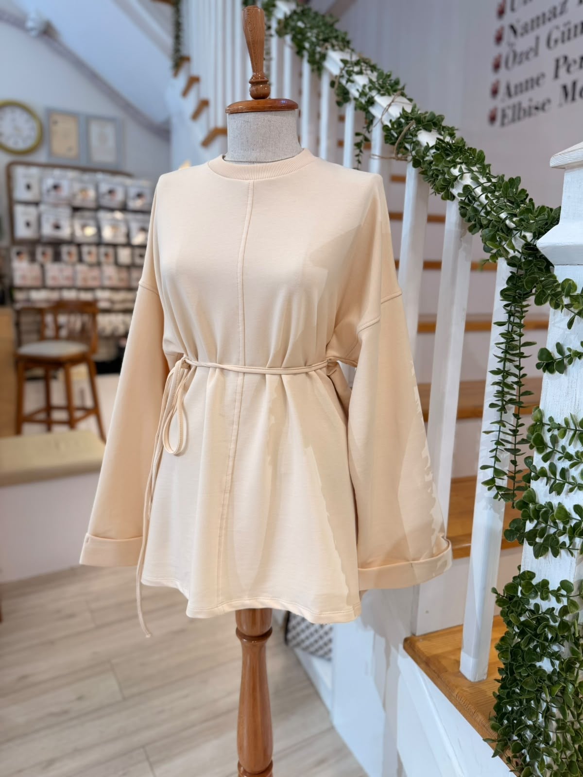 2755  BEJ DİKİŞ DETAYLI YIRTMAÇLI SWEATSHIRT