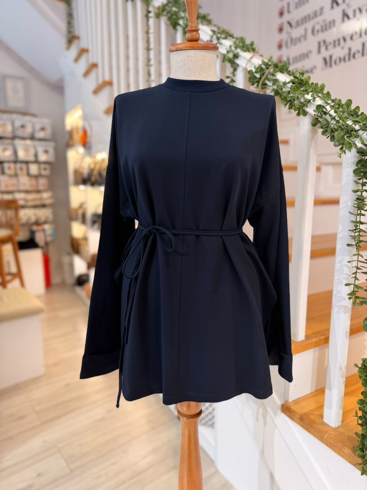 2755  LACİVERT DİKİŞ DETAYLI YIRTMAÇLI SWEATSHIRT