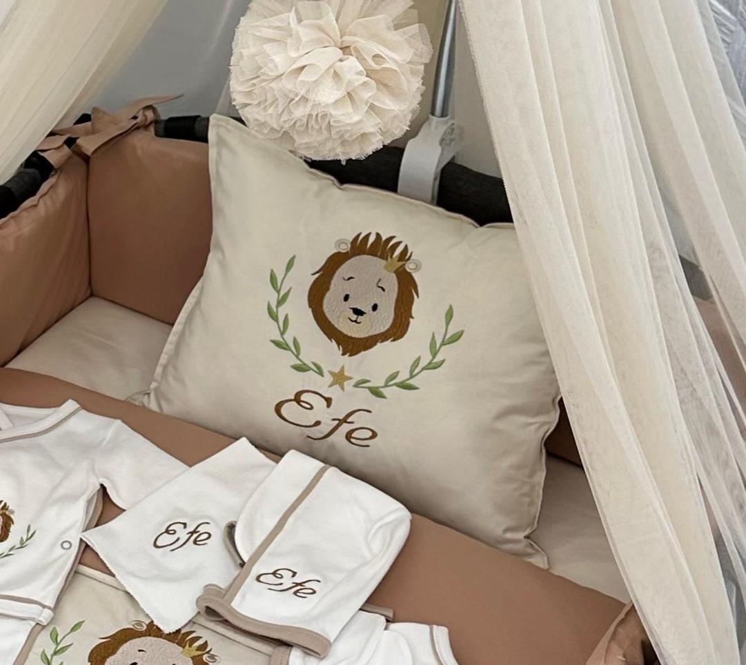 ASLAN NAKIŞLI DÜZ TAKI YASTIĞI