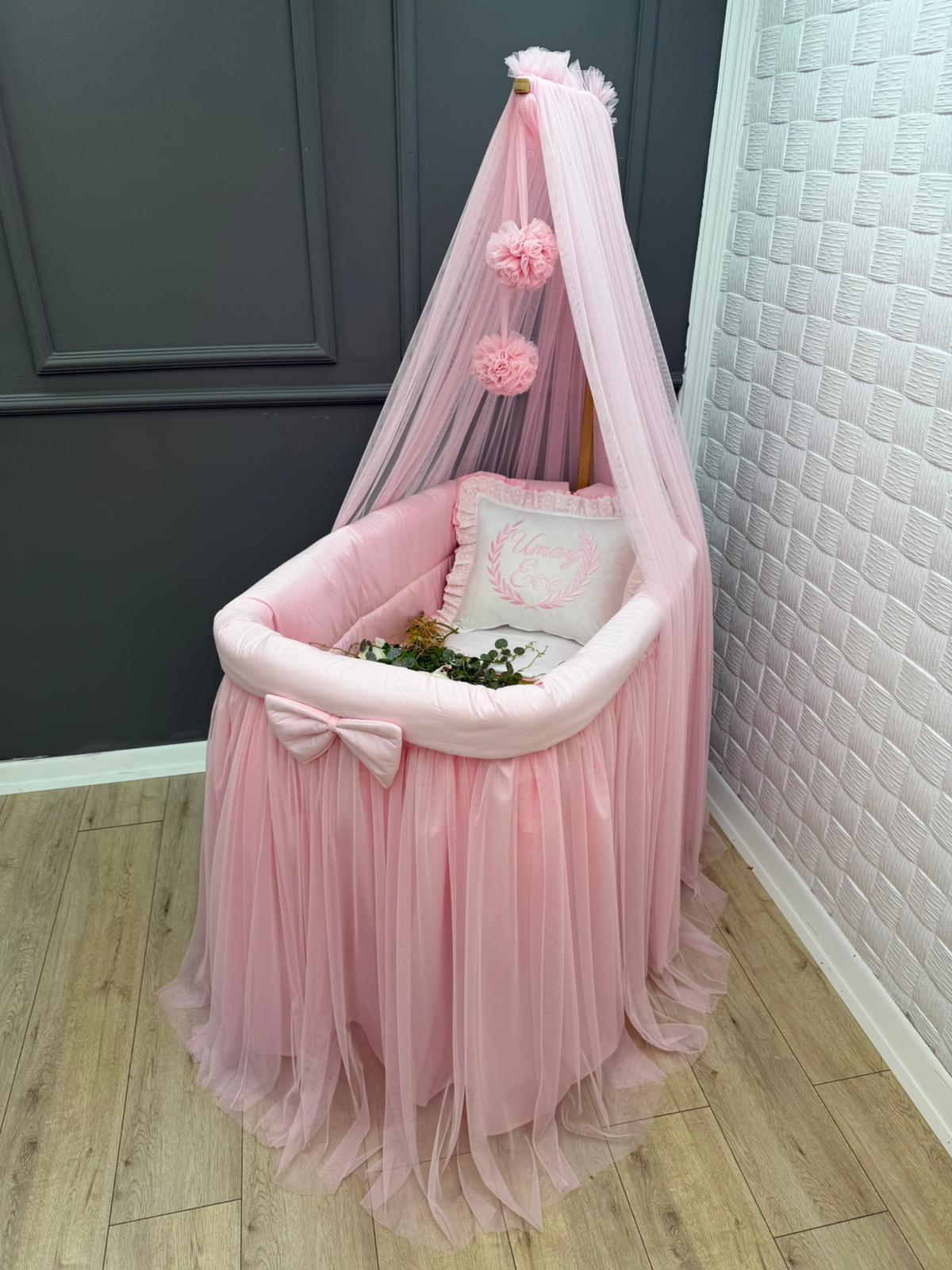 BASIC BEBEK PEMBE BEYAZ YASTIĞI FIRFIRLI TÜL ETEKLİ SEPET BEŞİK TEKSTİLİ 