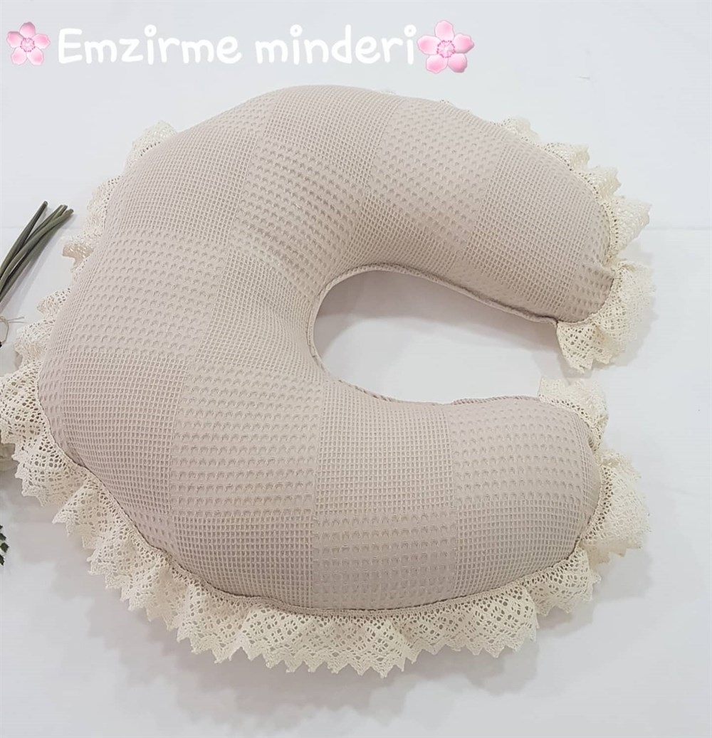BEJ PİKE DANTELLİ EMZİRME MİNDERİ