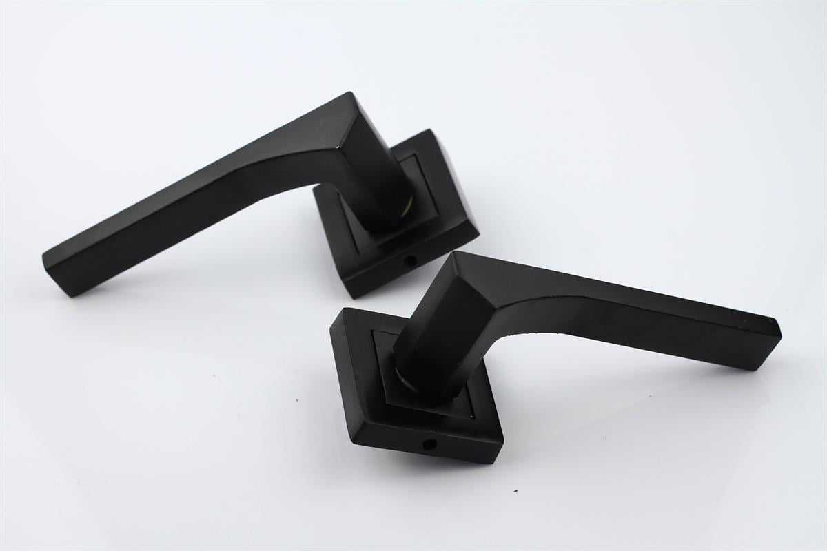 KAPI KOLU LOTUS MATSIYAH KARE ROZETLI ODA