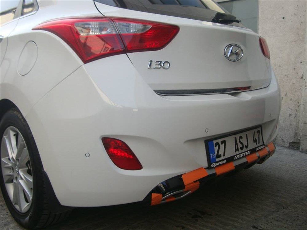 Hyundai i30 Difüzör Parlak Siyah (Plastik)