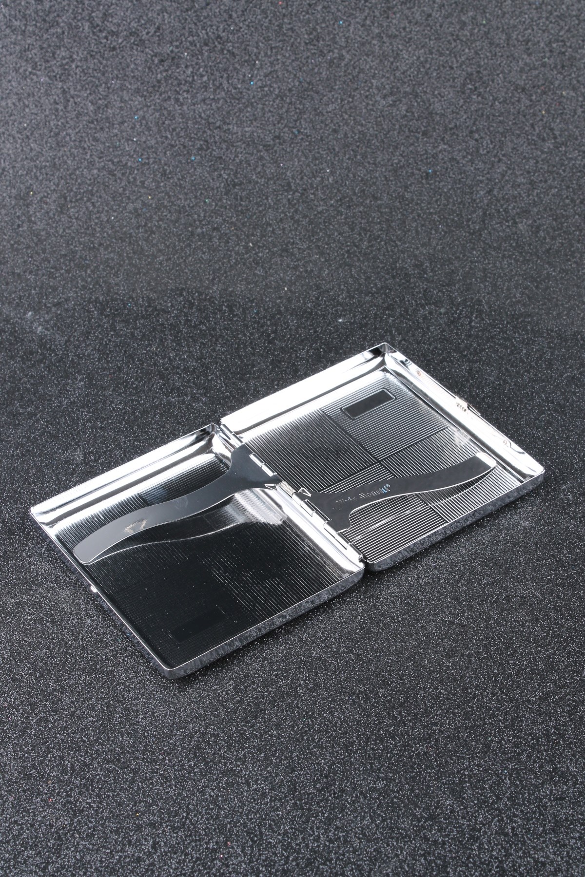 Silvio Monetti Kare Gümüş Desenli Metal Sigara Tabakası SMTBKCB001R1