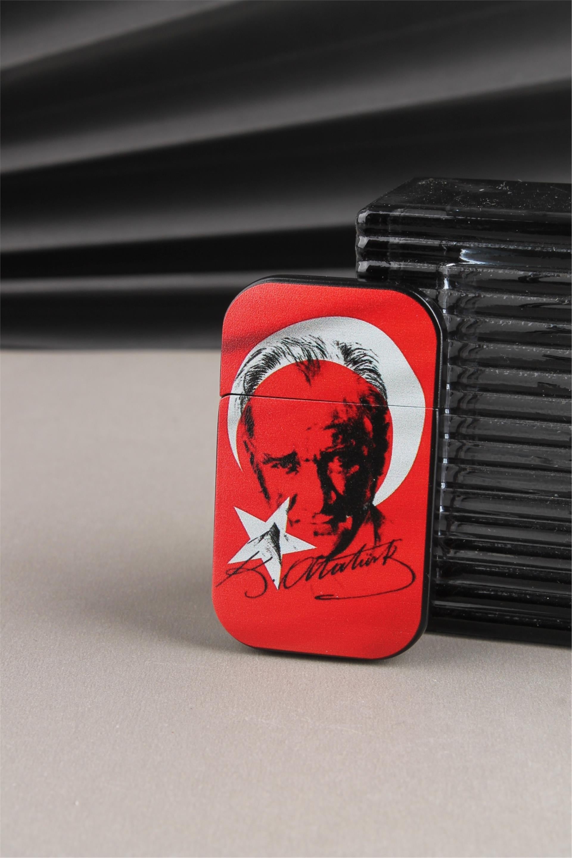 Silvio Monetti Mustafa Kemal Atatürk Ve Türk Bayrağı - Özel Tasarım Metal Çakmak - Gazlı Kapaklı Çakmak SM132TATA0004