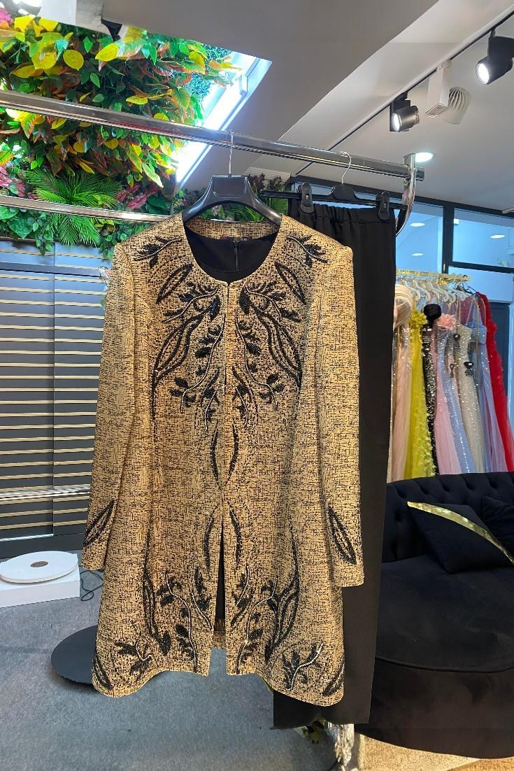 Büyük Beden Ceketi Taşlı Gold Pantolonlu Takım