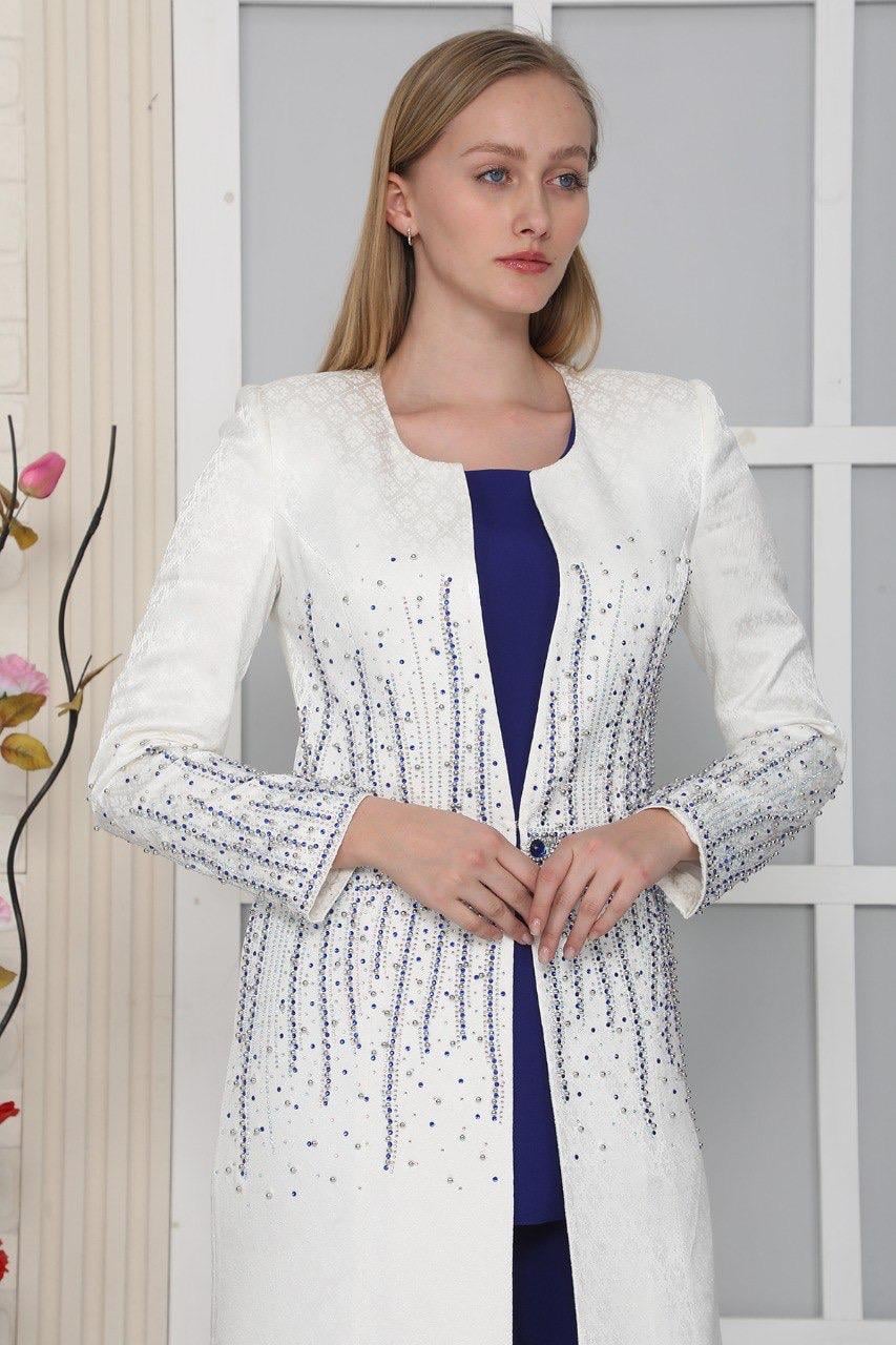 Ceketi ve Kolu Zarif Taş Detaylı Saks Pantolonlu Takım