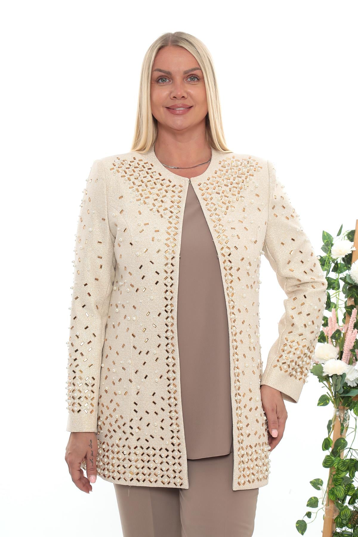 Uzun Kollu Ceketi Taş İşleme Detaylı Bej Üçlü Pantolonlu Takım