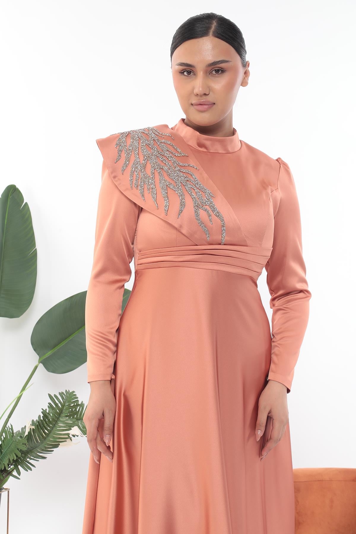 Önü Taş Süslemeli Uzun Gold Elbise