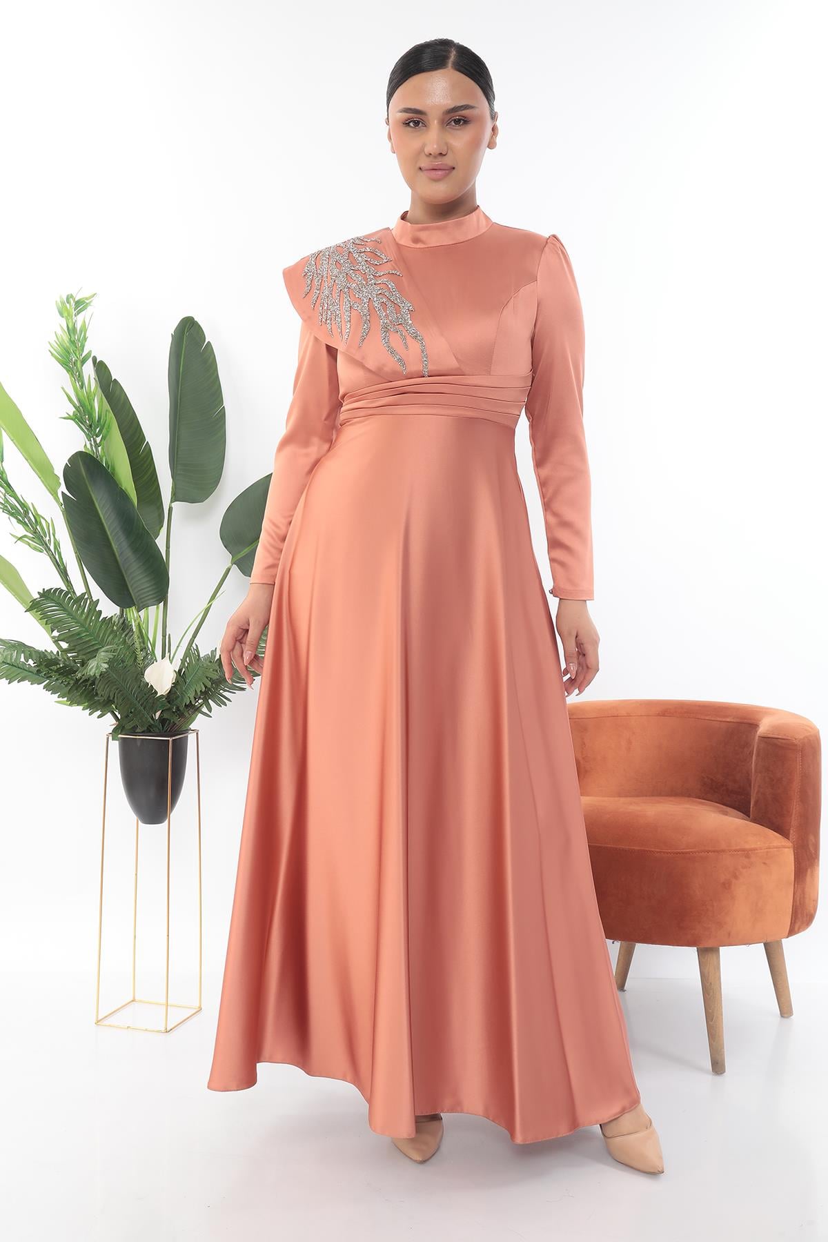 Önü Taş Süslemeli Uzun Gold Elbise