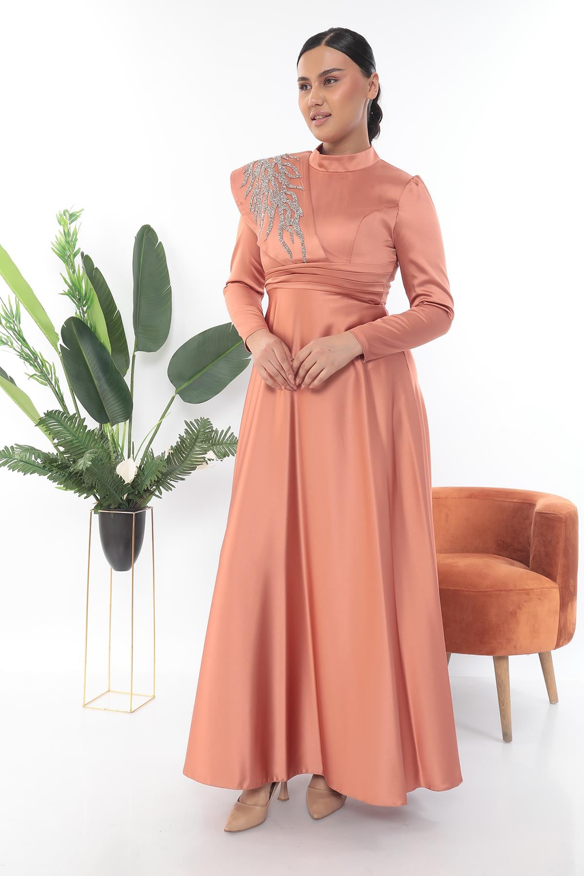 Önü Taş Süslemeli Uzun Gold Elbise