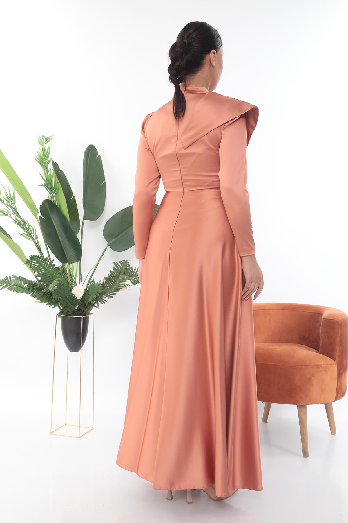 Önü Taş Süslemeli Uzun Gold Elbise