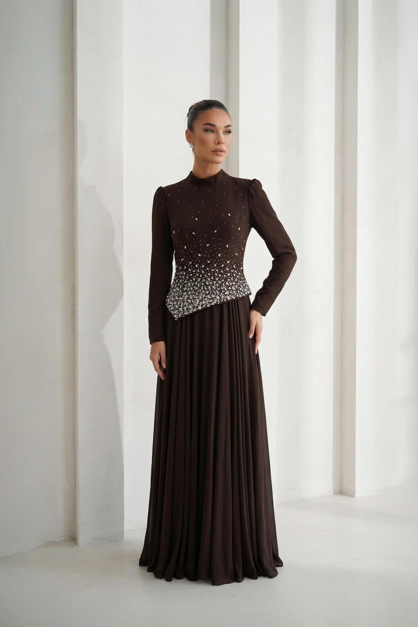 Önü Şık Taş İşlemeli Kahverengi Tesettür Uzun Abiye Elbise