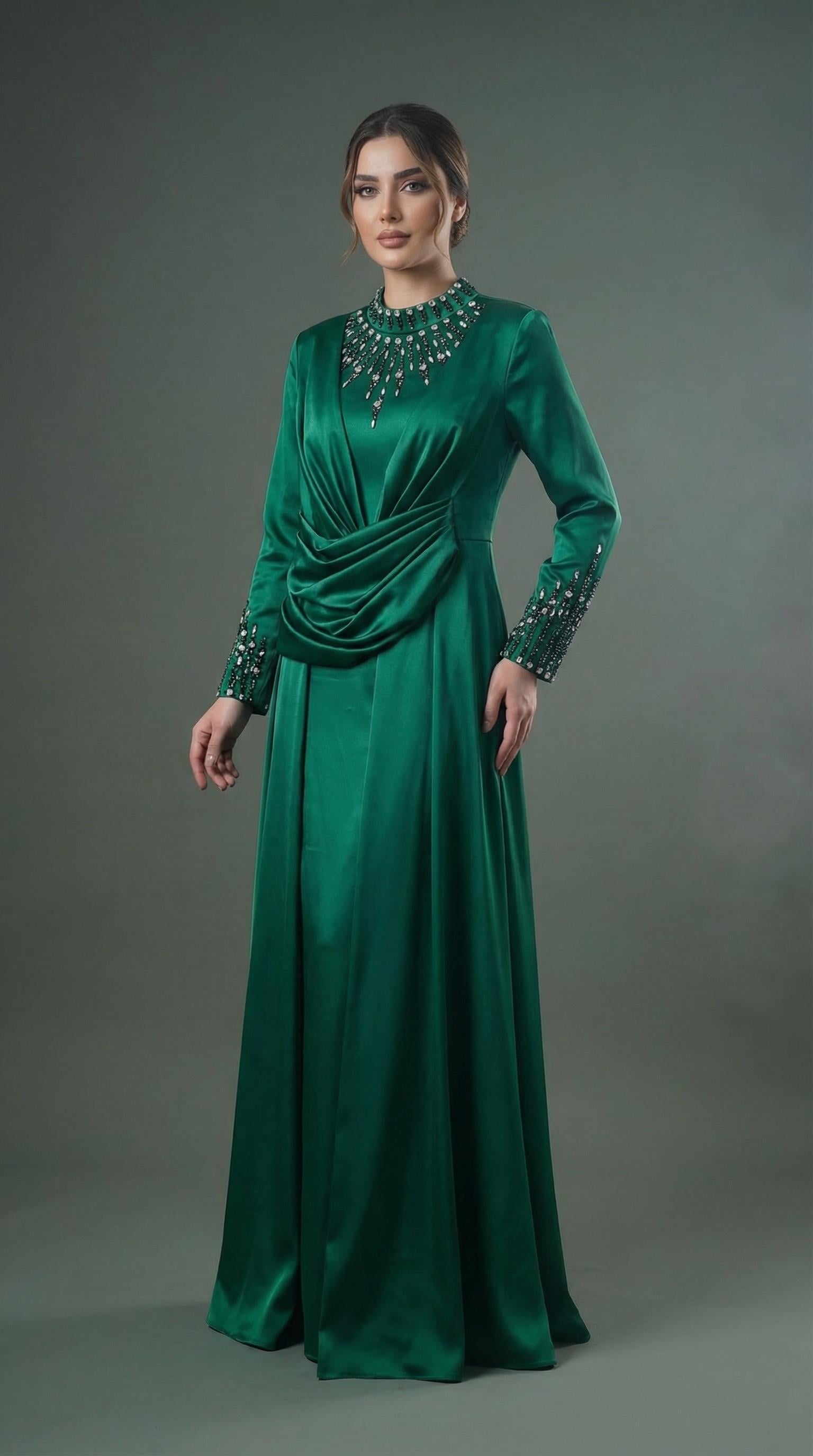 Saten Dokulu Kristal Taşlı Kapalı Zümrüt Yeşili Abiye Elbise