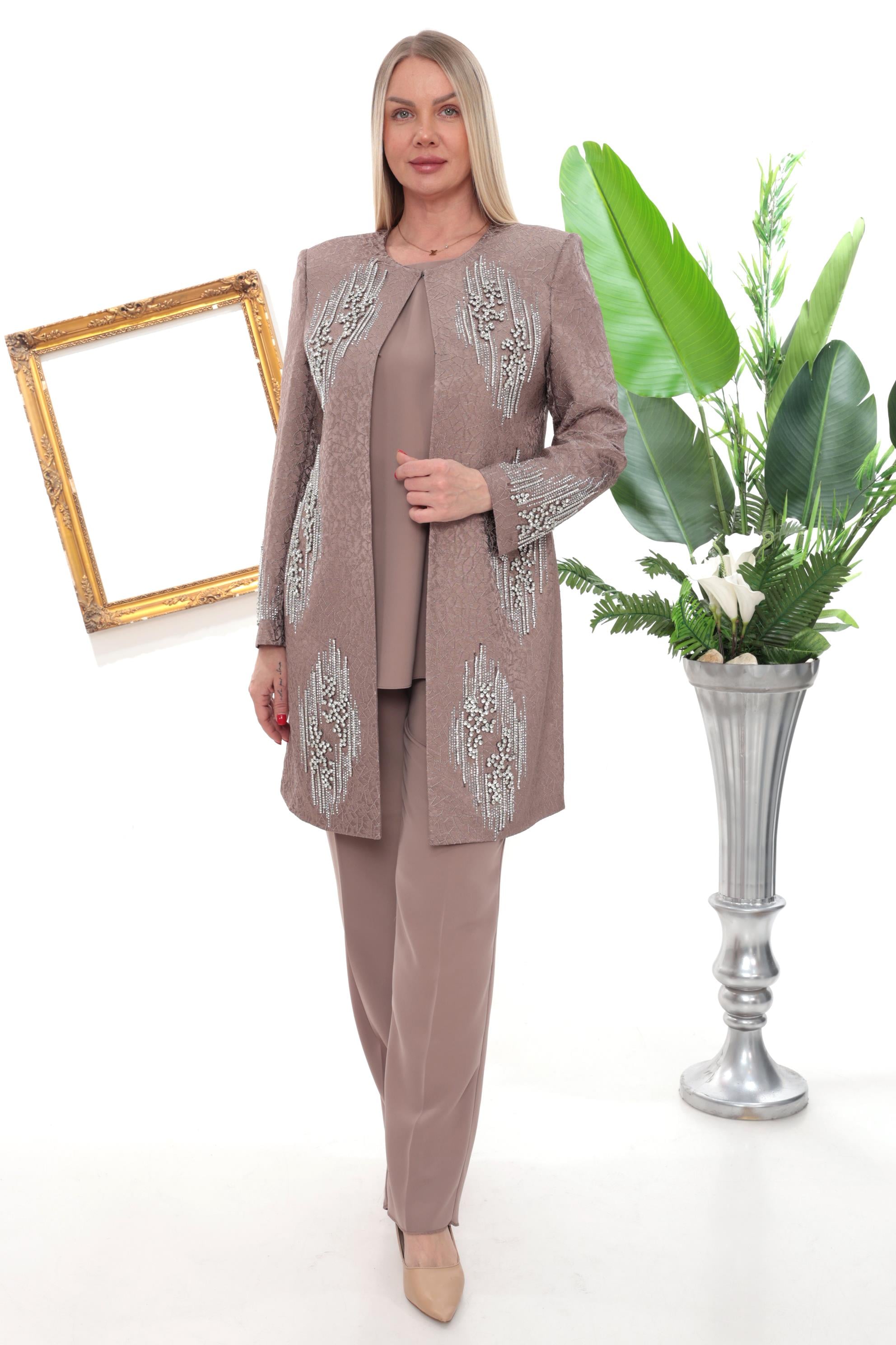 Ceketi Şık Taş Detaylı Jakarlı Vizon Üçlü Pantolonlu Takım