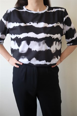 MORE-139 Batik Desenli Siyah Vatkalı Crop T-Shirt