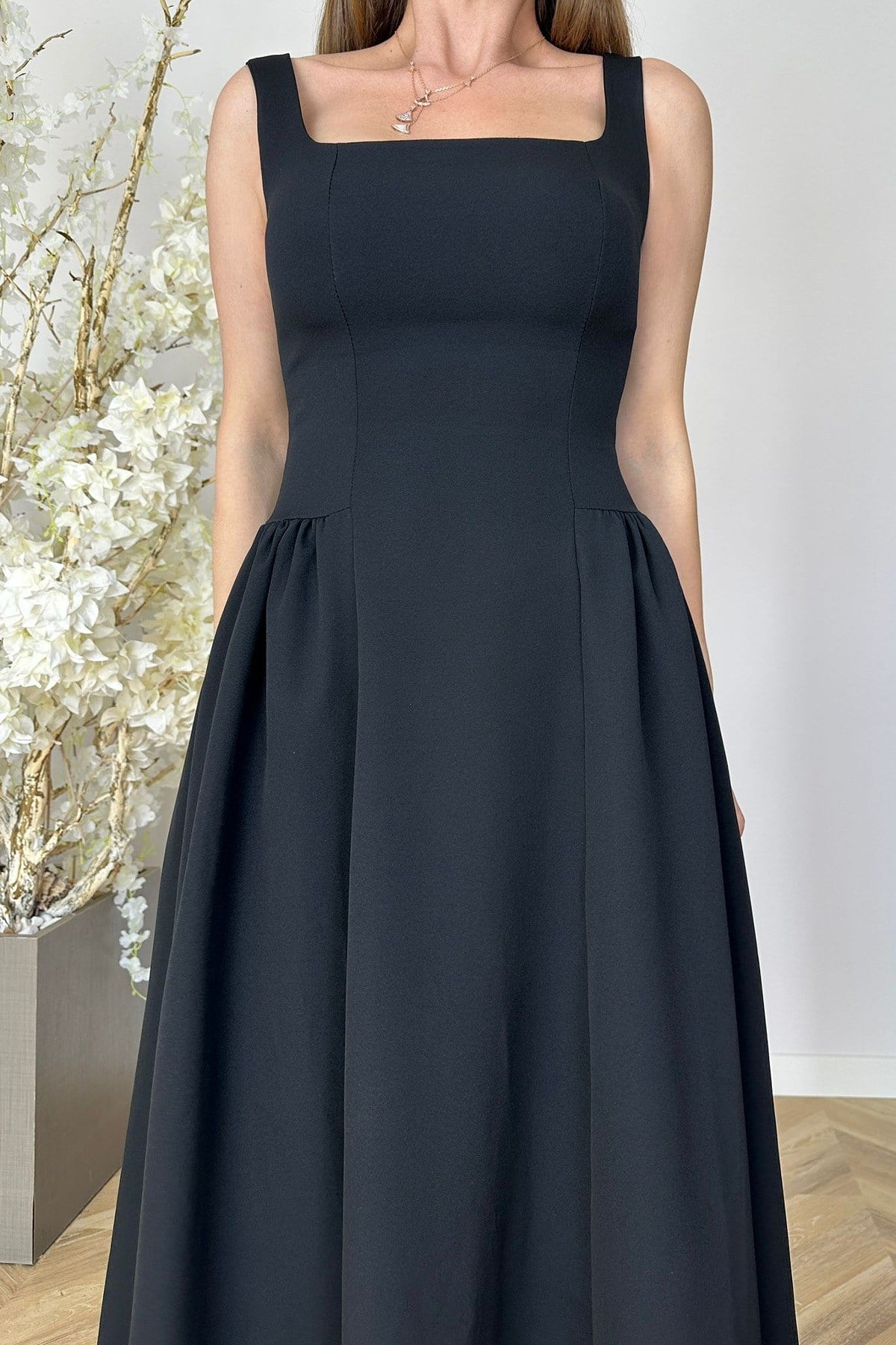 G1800 Kare Yaka Bel Detaylı Midi Boy Elbise Siyah