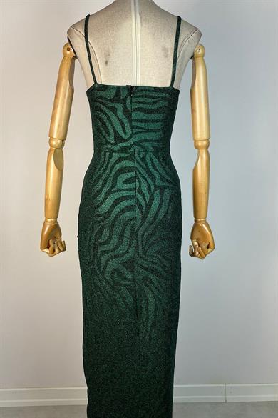 G0547 Yırtmaç Detaylı Kendinden Desenli Askılı Elbise Zümrüt