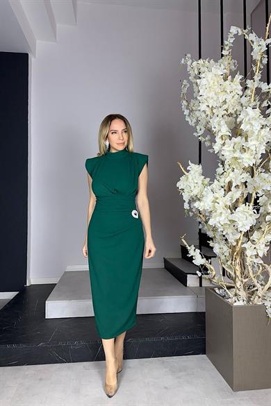 G0920 Broş Detaylı Drapeli Elbise Zümrüt
