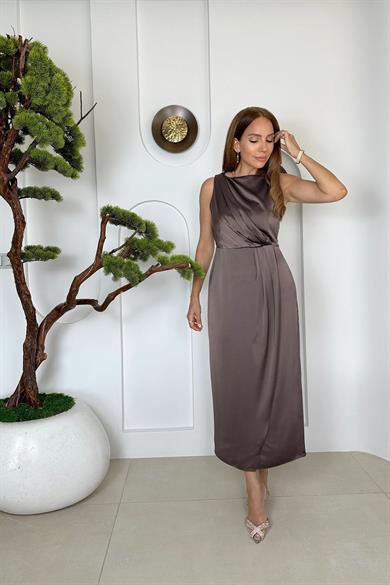 G1531 Drape Detaylı Kolsuz Saten Elbise Kahverengi