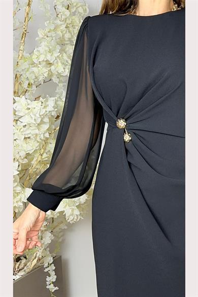 G1626 Şifon Kol Broş Detaylı Abiye Elbise Siyah