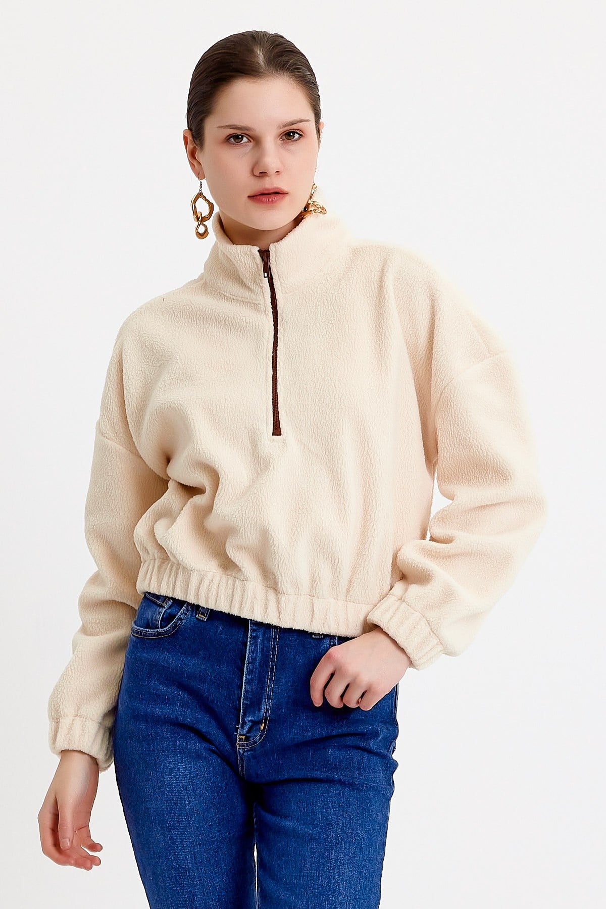 Dik Yaka Crop Fit Krem Peluş Sweatshirt