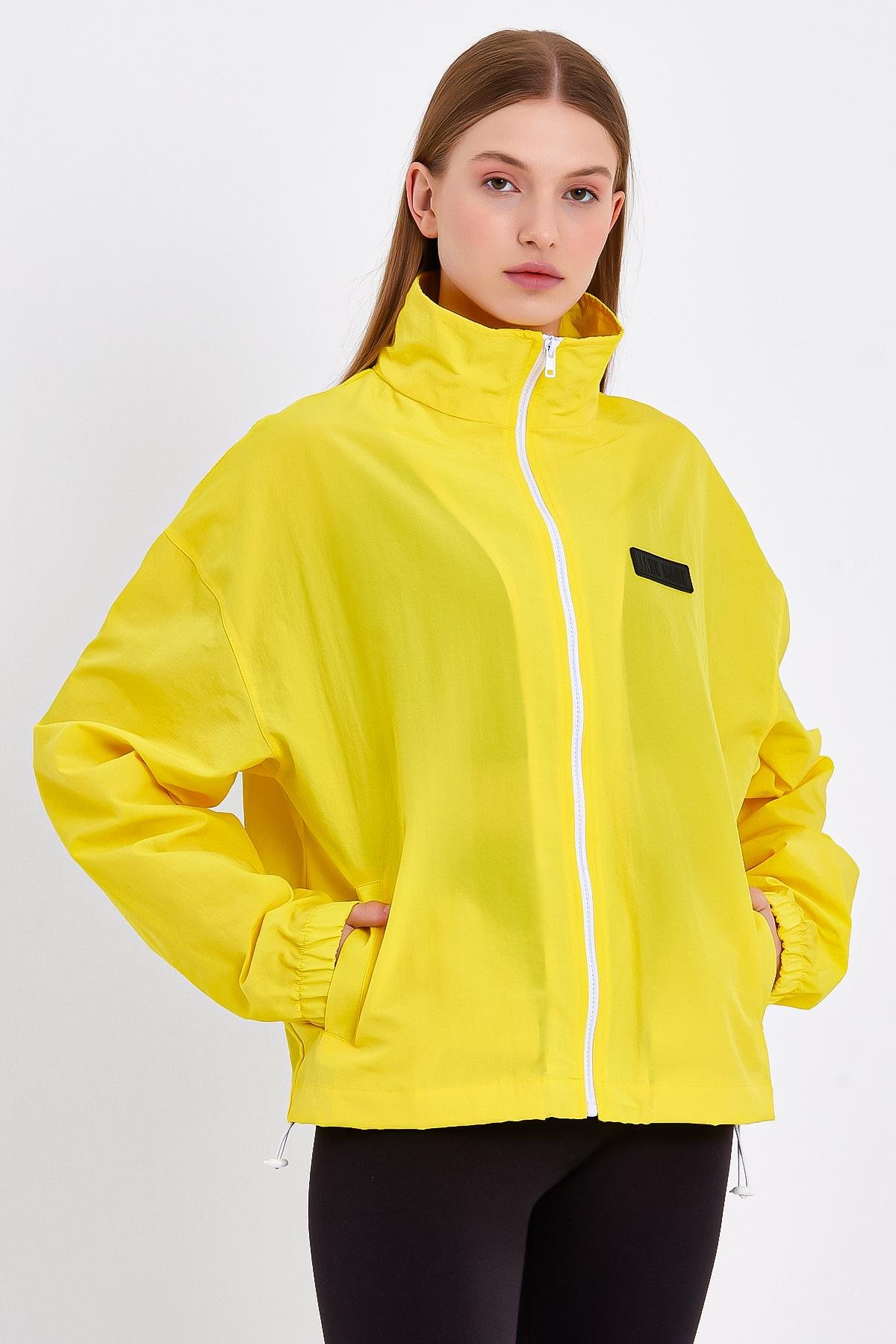 Fermuarlı Sarı Yüksek Yaka Yağmurluk