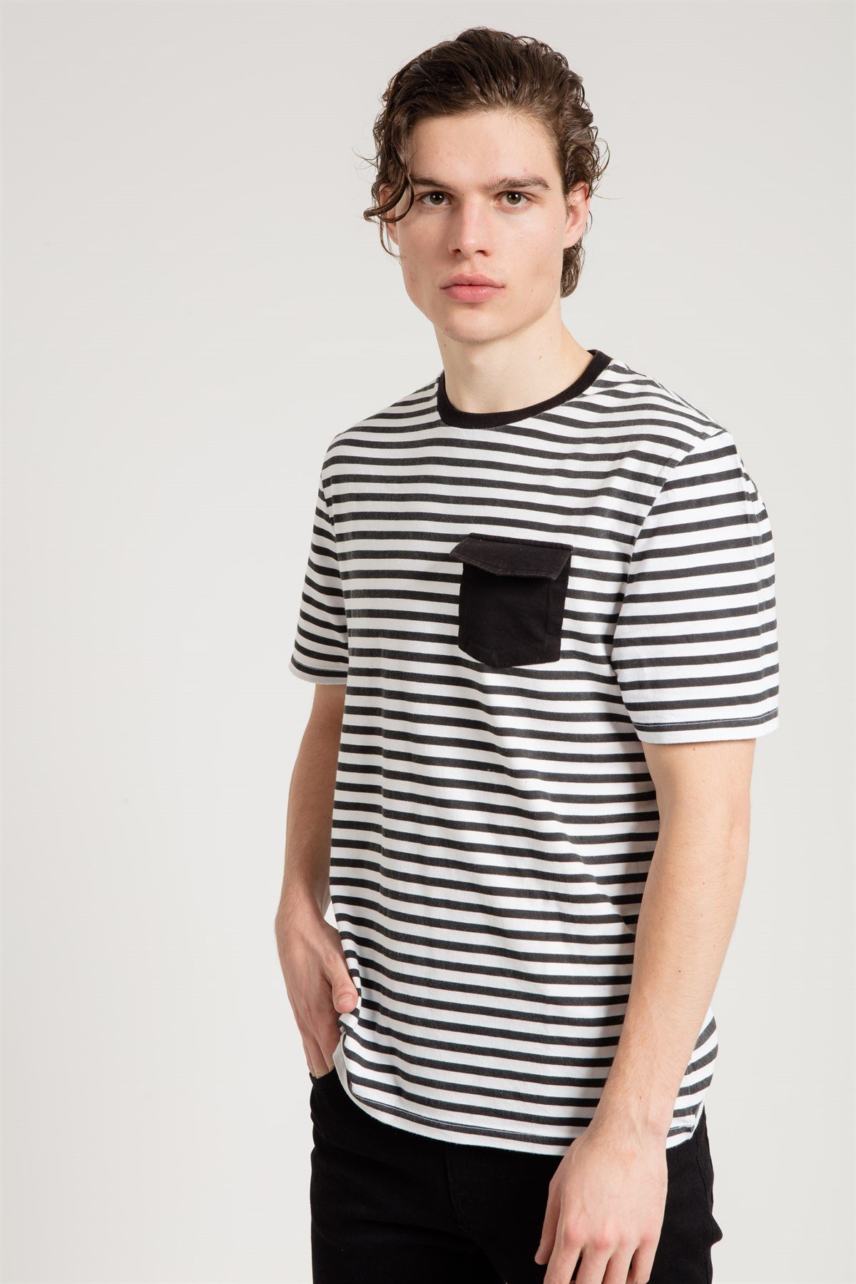Siyah Beyaz Çizgili Önü Cepli Kısa Kollu T-shirt