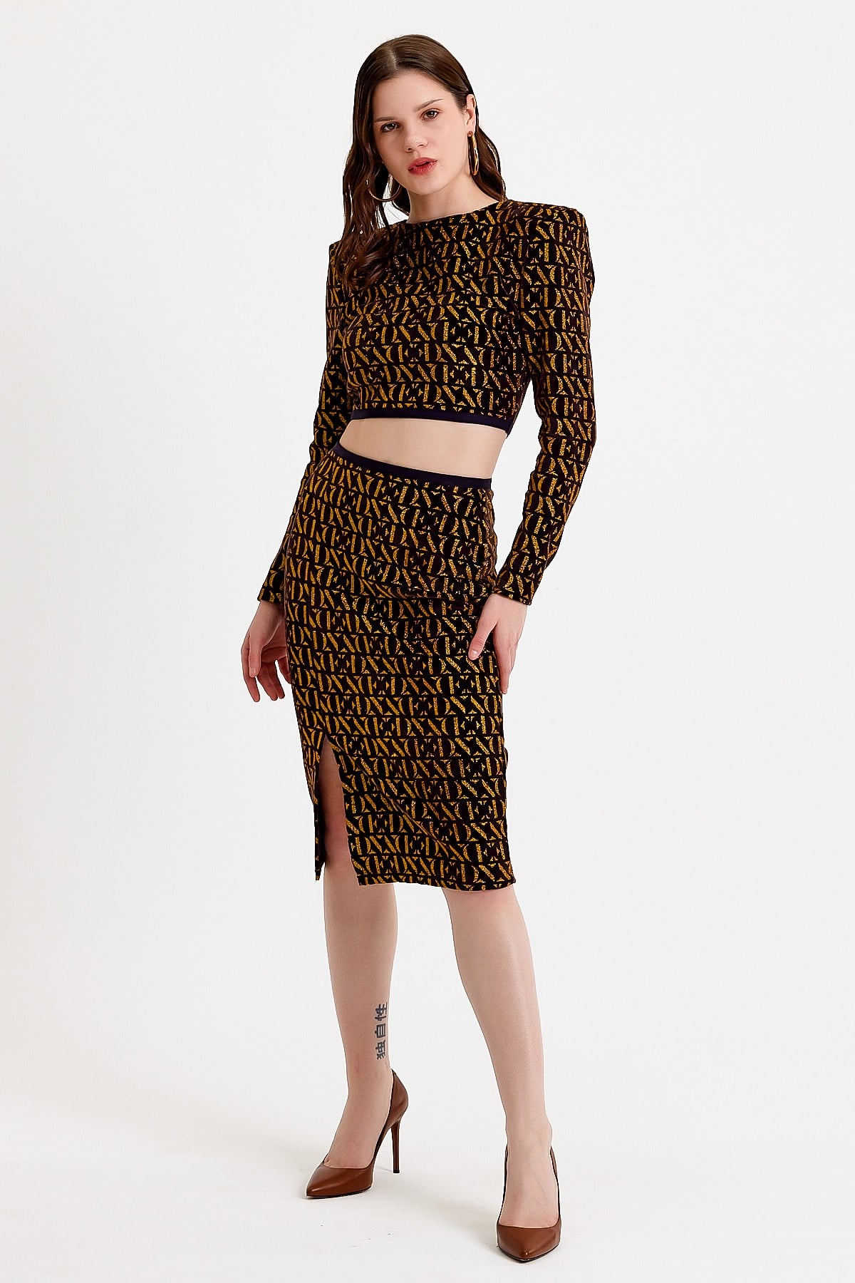 Vatkalı Simli Baskılı Siyah Kadife Crop Fit Bluz