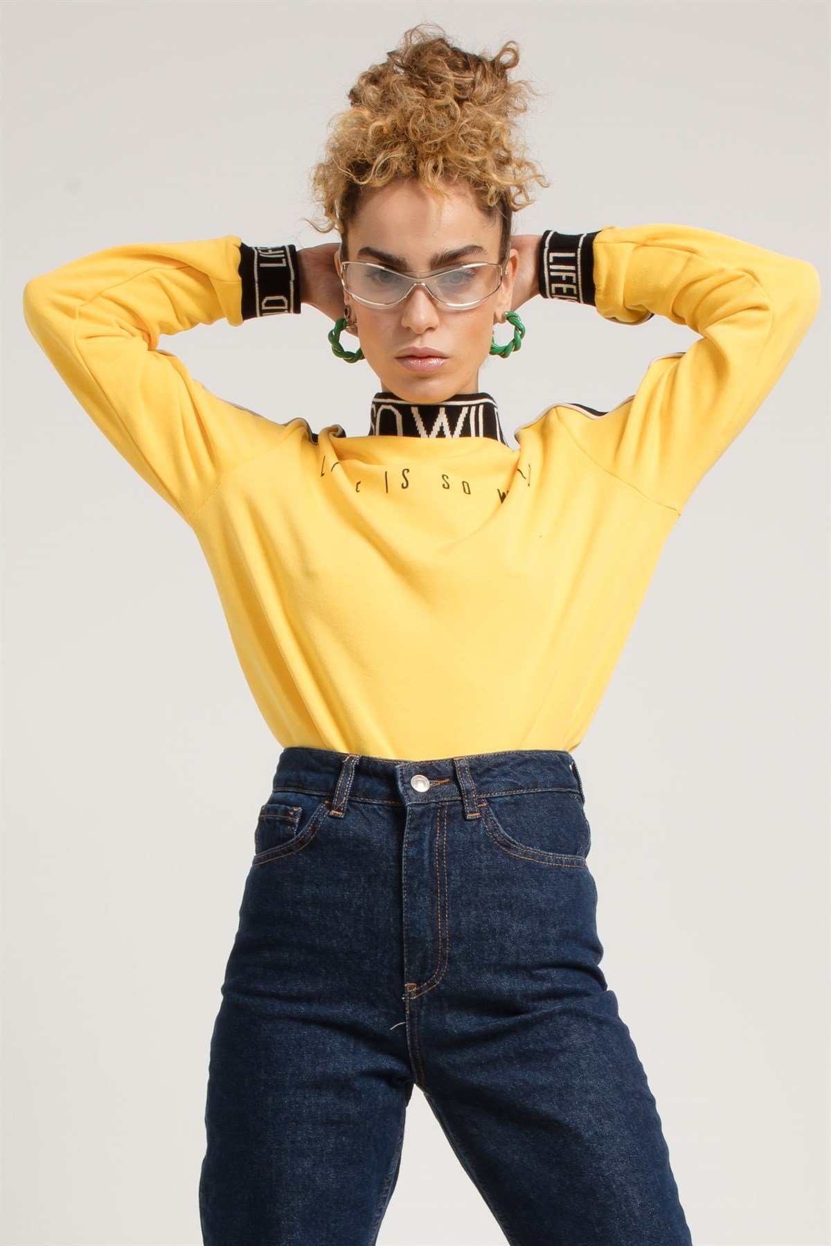 Yakası ve Manşeti Baskılı Sarı Kadın Sweatshirt
