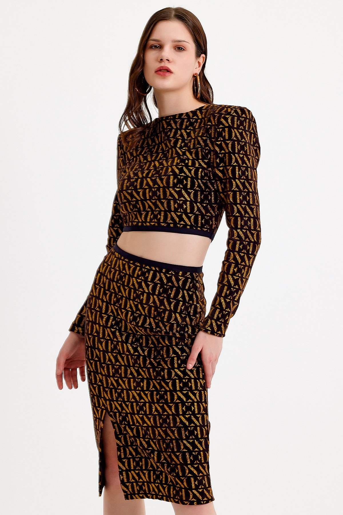 Yırtmaç Detaylı Simli Baskılı Siyah Kadife Midi Etek