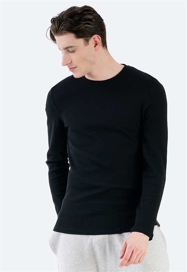 Longline Muscle Fit T-shirt in Black with Long Sleeves