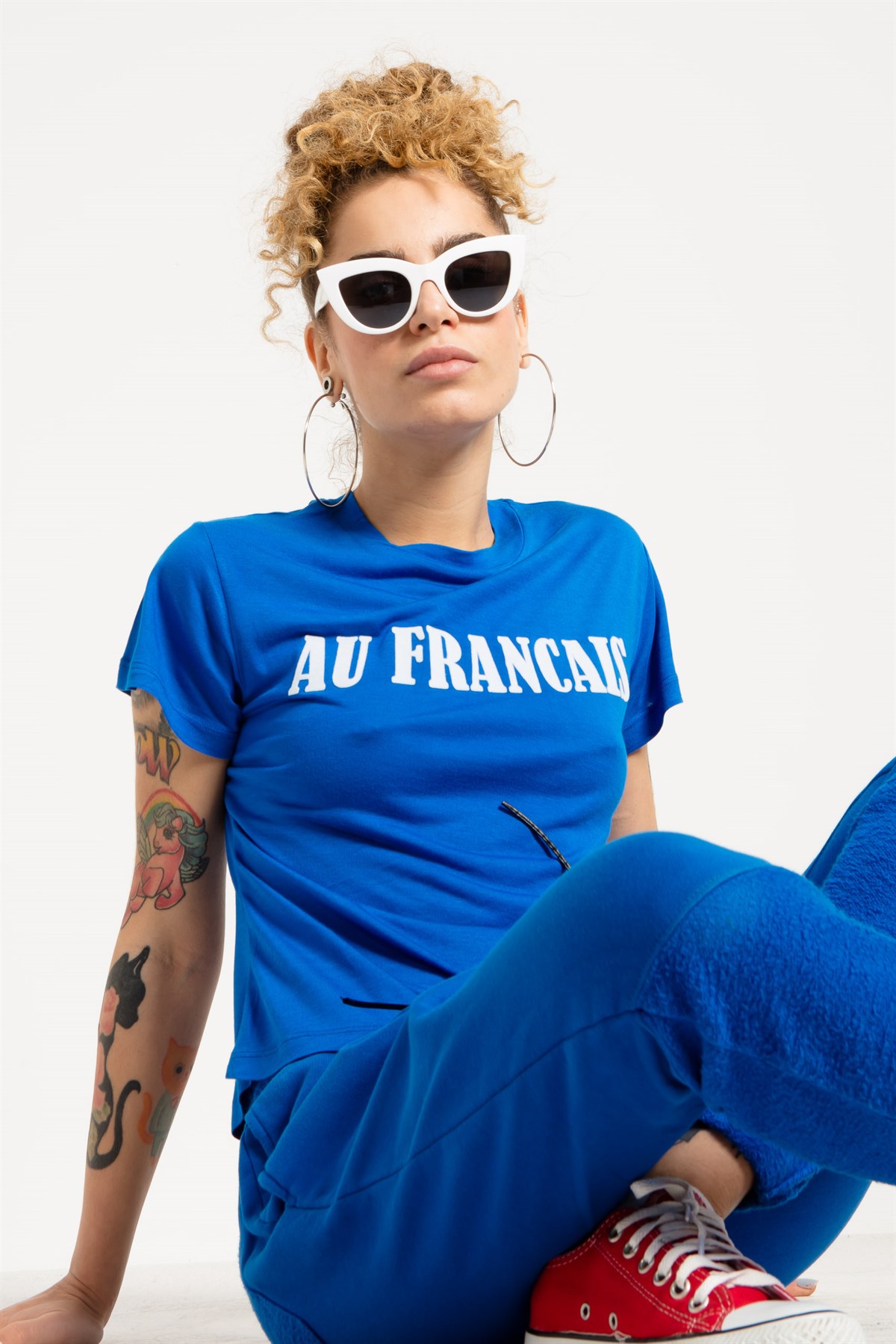 Beyaz Flok Baskılı Mavi Bisiklet Yaka Kadın T-shirt