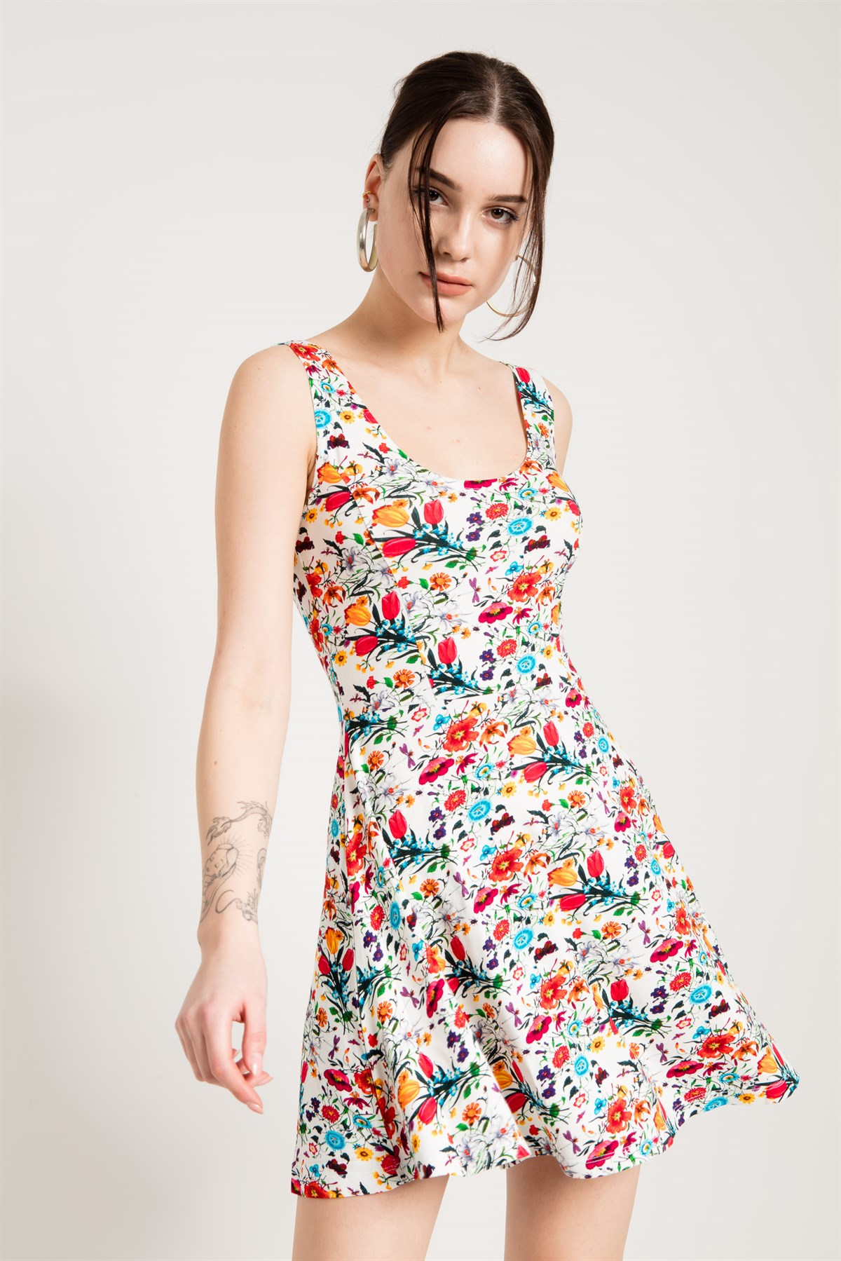 Kırmızı Çiçek Baskılı Kolsuz Mini Beyaz Elbise