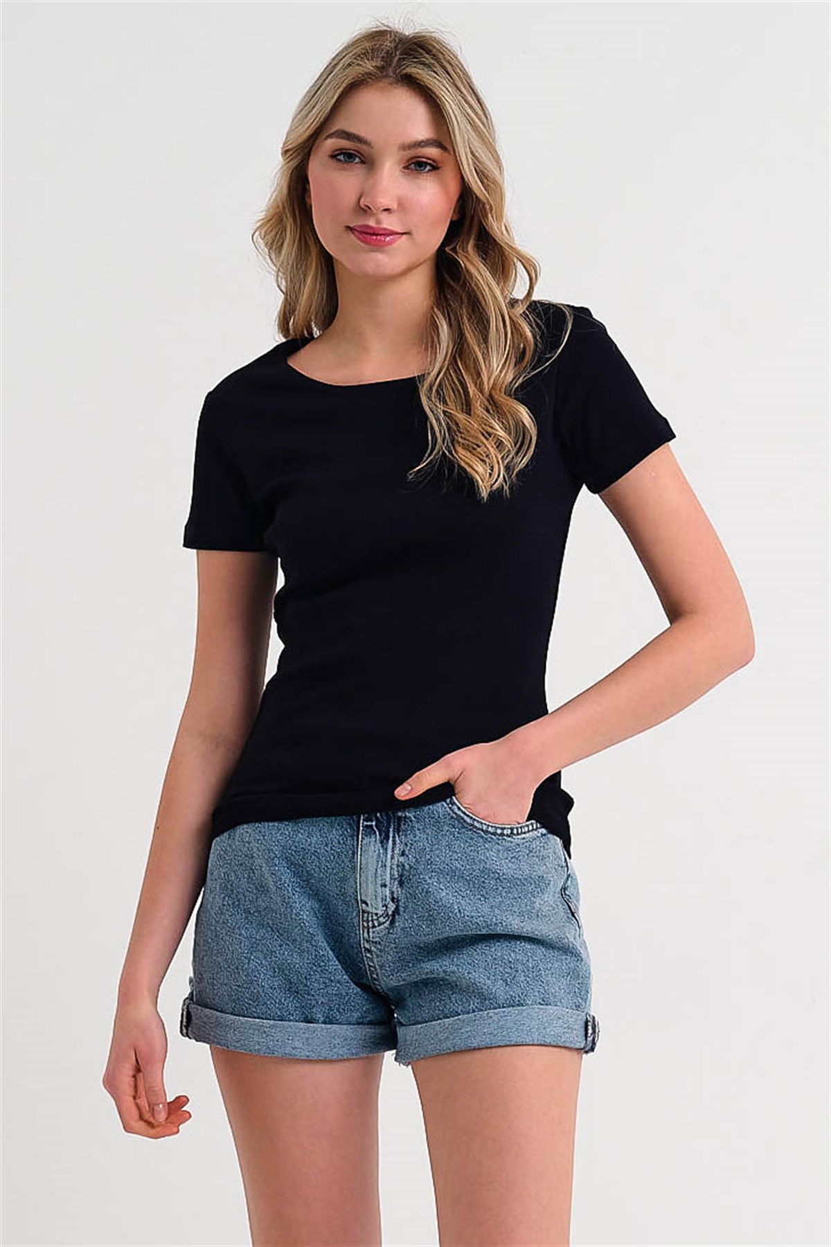 Siyah Bisiklet Yaka Kadın T-shirt