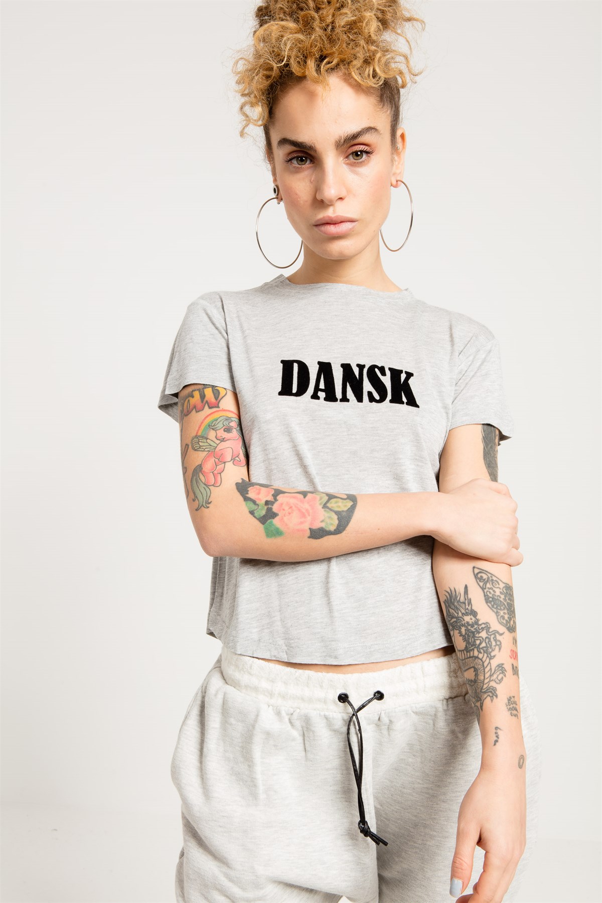 Siyah Flok Baskılı Gri Bisiklet Yaka Kadın T-shirt