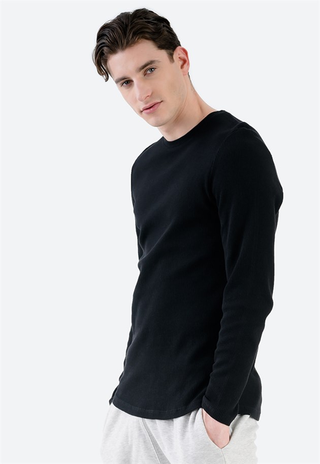 Longline Muscle Fit T-shirt in Black with Long Sleeves