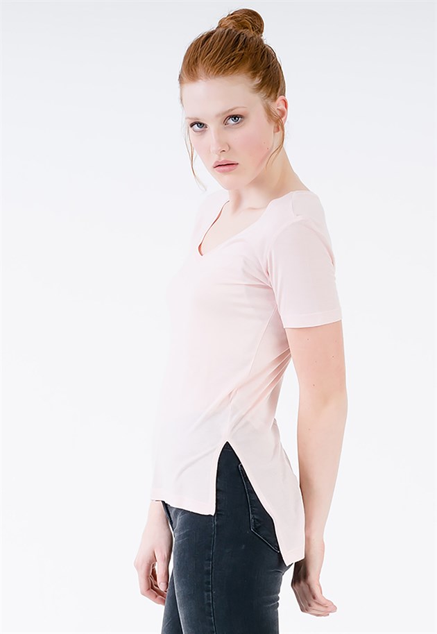 Relaxed V-neck T-shirt in Pink with Side Splits