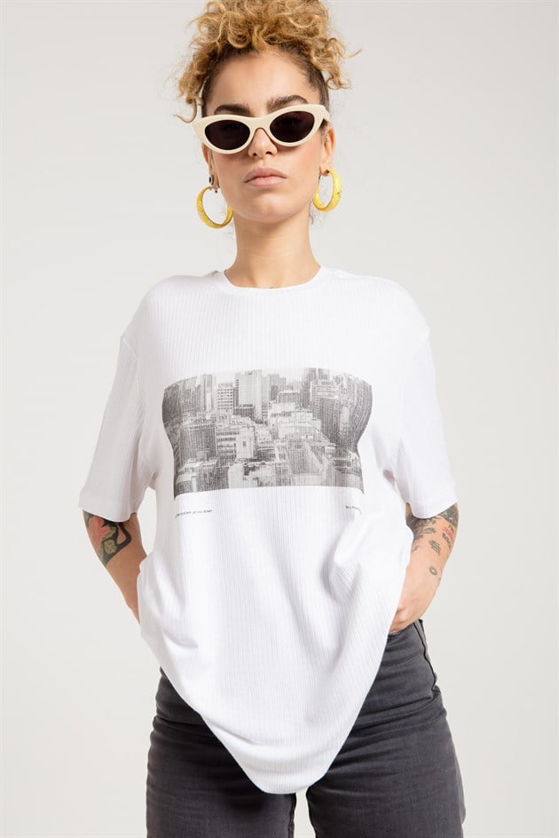 Oversized Basic T-shirt in White with Print