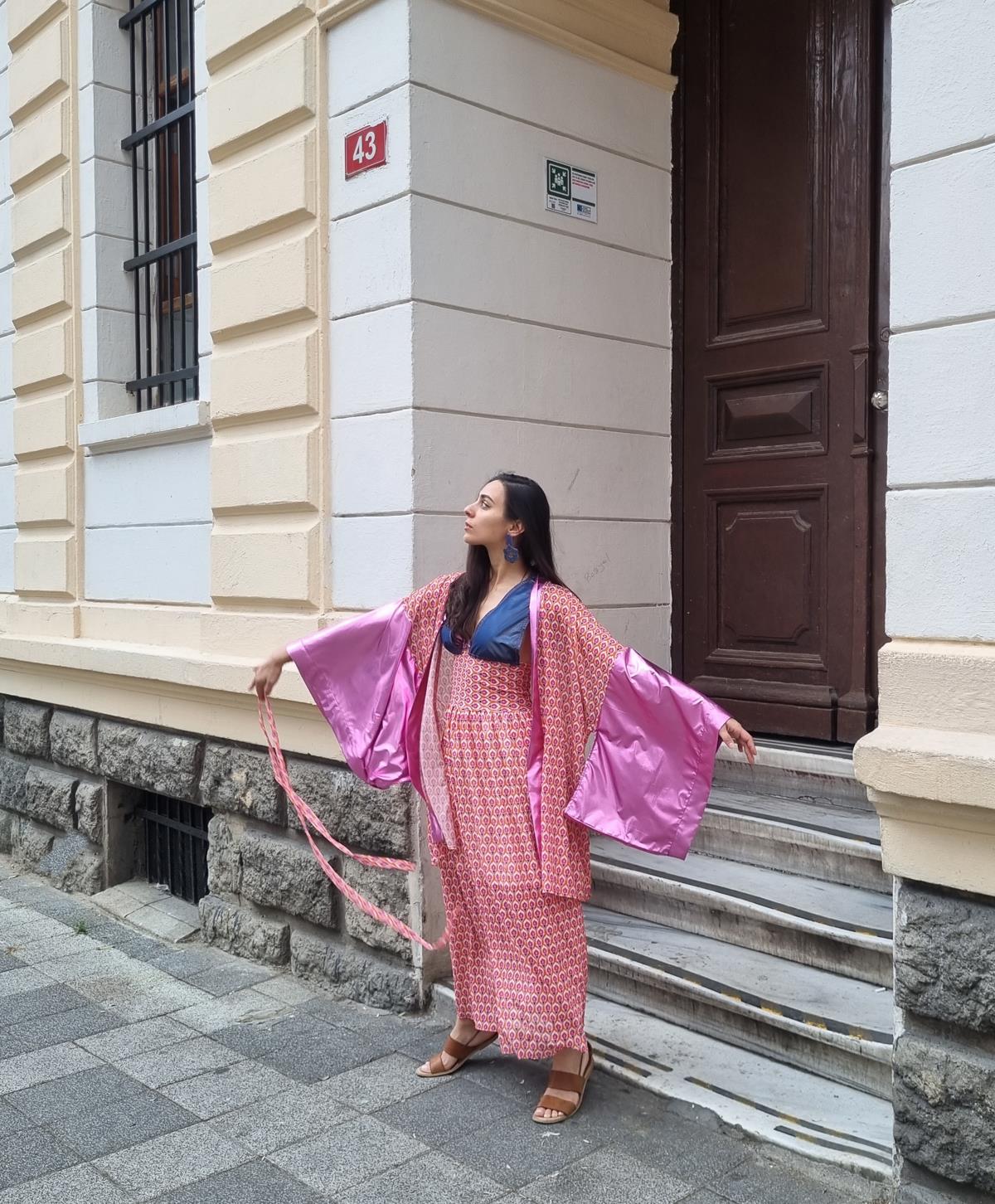 Desenli Pembe Transparan Kadın Kimono