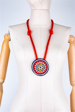 Etnik Desenli Kırmızı Kolye