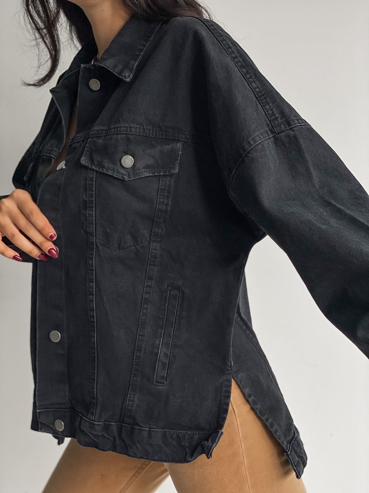 Siyah yırtmaçlı oversize kot ceket